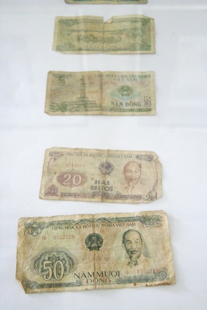 Bồi hồi xem kỷ vật một thời Huế sau ngày giải phóng - 10 Những tờ tiền cũ