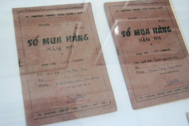 Bồi hồi xem kỷ vật một thời Huế sau ngày giải phóng - 11 Sổ mua hàng năm 1976 của 2 hộ: hộ 3 người và hộ 6 người