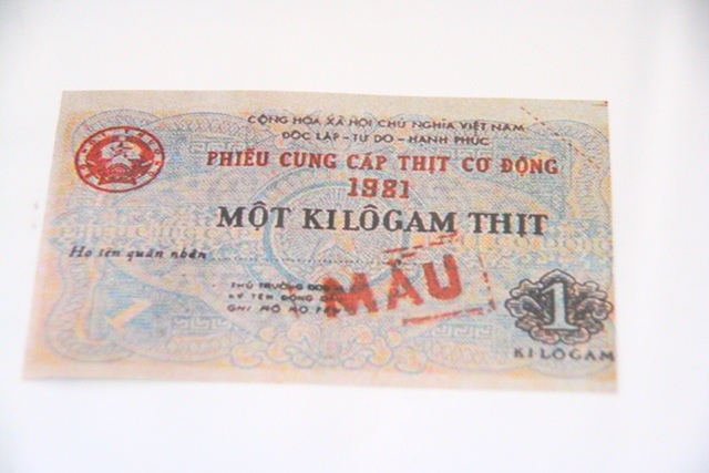 Bồi hồi xem kỷ vật một thời Huế sau ngày giải phóng - 14 Phiếu cung cấp thịt cơ động năm 1982 với trị giá 1 kg thịt cho quân nhân