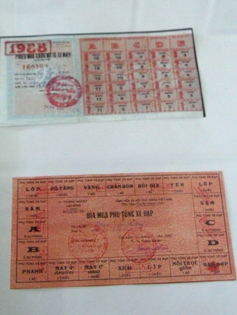 Bồi hồi xem kỷ vật một thời Huế sau ngày giải phóng - 13 Sổ mua lương thực, tổng nhà 4 người được mua 40 lương thực: cha mẹ mỗi người 13, 2 con mỗi cháu 7