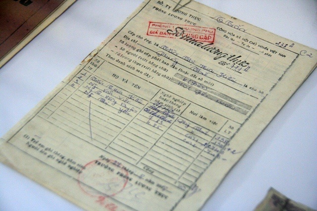 Bồi hồi xem kỷ vật một thời Huế sau ngày giải phóng - 12 Sổ mua lương thực, tổng nhà 4 người được mua 40 lương thực: cha mẹ mỗi người 13, 2 con mỗi cháu 7