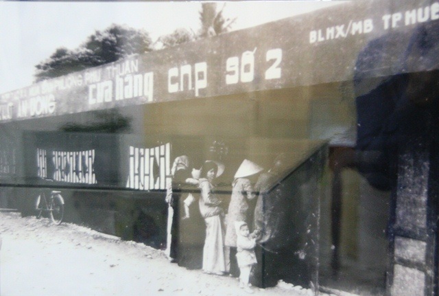 Bồi hồi xem kỷ vật một thời Huế sau ngày giải phóng - 15 Người dân Huế đi mua lương thực tại một cửa hàng