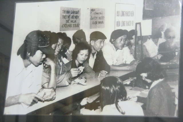 Bồi hồi xem kỷ vật một thời Huế sau ngày giải phóng - 16 Người dân Huế đi mua lương thực tại một cửa hàng