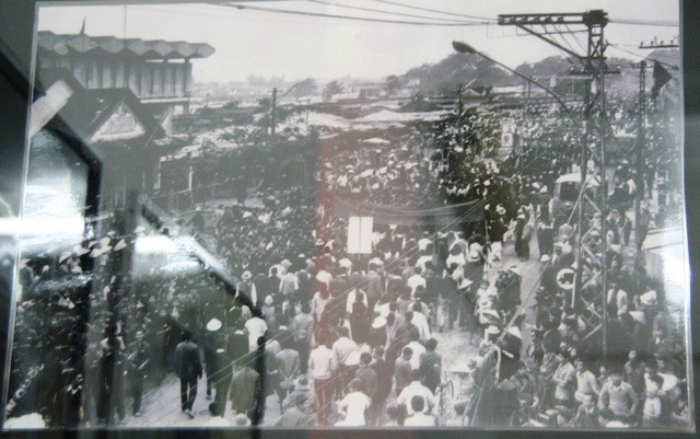 Bồi hồi xem kỷ vật một thời Huế sau ngày giải phóng - 18 Người dân Huế đi mua lương thực tại một cửa hàng