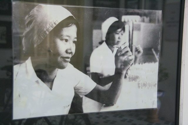 Bồi hồi xem kỷ vật một thời Huế sau ngày giải phóng - 17 Người dân Huế đi mua lương thực tại một cửa hàng