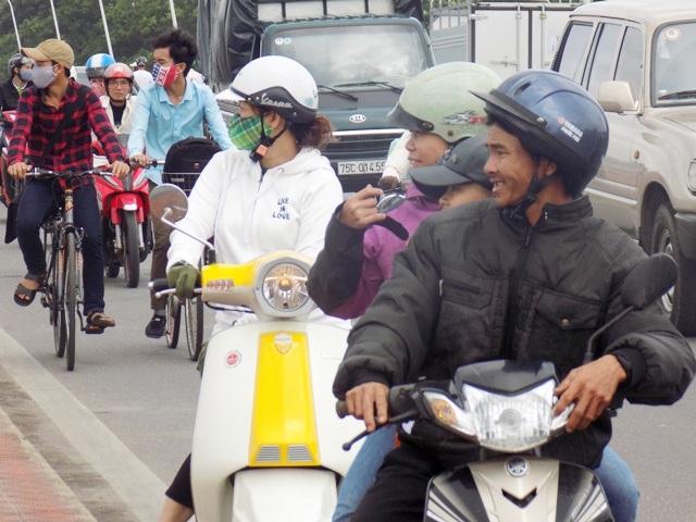 Hàng trăm người đứng kín bờ sông Hương cổ vũ đua ghe - 9 Người dân đi trên cầu cũng tranh thủ dừng lại xem các tay chèo thi đấu dưới sông.