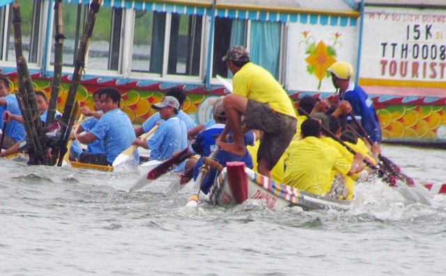 Hàng trăm người đứng kín bờ sông Hương cổ vũ đua ghe - 5 Đội áo trắng đã kiệt sức bị 2 đội áo vàng, đỏ bỏ xa