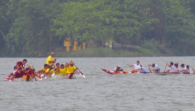 Hàng trăm người đứng kín bờ sông Hương cổ vũ đua ghe - 6 Đội áo trắng đã kiệt sức bị 2 đội áo vàng, đỏ bỏ xa
