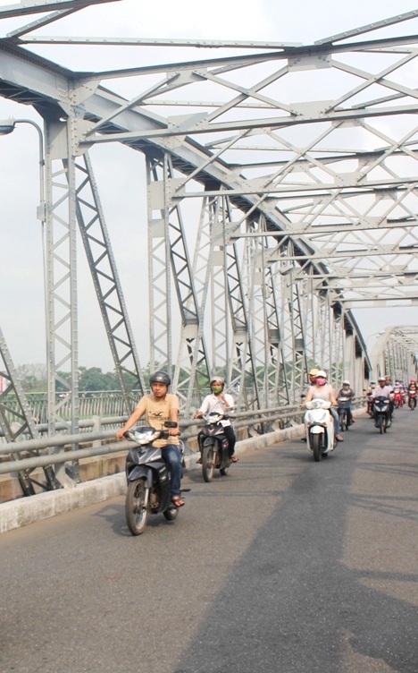 Những địa điểm lịch sử - 40 năm trước và bây giờ - 4 Cầu Trường Tiền hôm nay đã thay đổi nhiều sau 40 năm