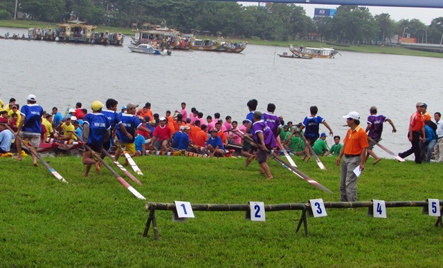 Hàng trăm người đứng kín bờ sông Hương cổ vũ đua ghe - 1 Sau khi nghe hiệu lệnh của ban tổ chức, các vận động viên bắt đầu xuất phát