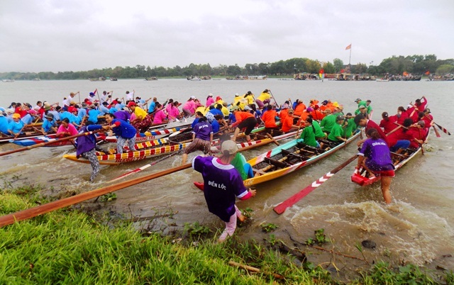 Hàng trăm người đứng kín bờ sông Hương cổ vũ đua ghe - 2 Các tay lái nhanh chóng lên thuyền