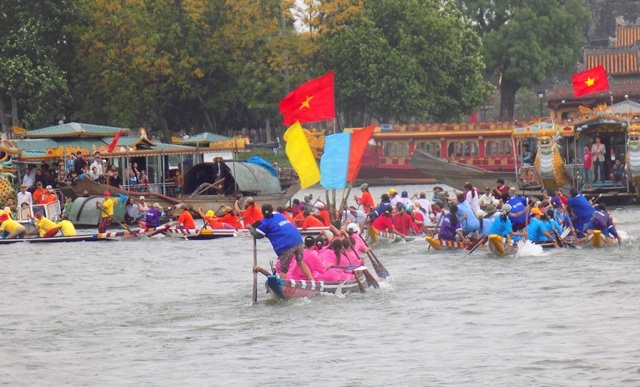 Hàng trăm người đứng kín bờ sông Hương cổ vũ đua ghe - 3 Đoạn xoay vòng ở ''vè rúm'' là khâu quan trọng trong cuộc đua