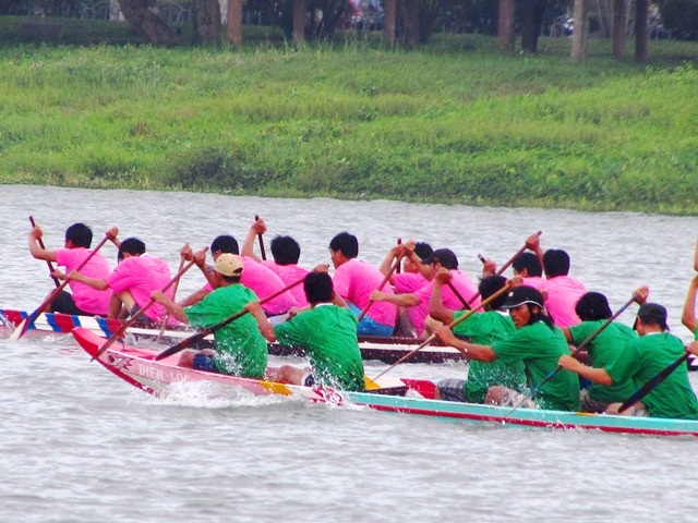 Hàng trăm người đứng kín bờ sông Hương cổ vũ đua ghe - 4 Hai đội đua đang tranh nhau từng mét khá quyết liệt