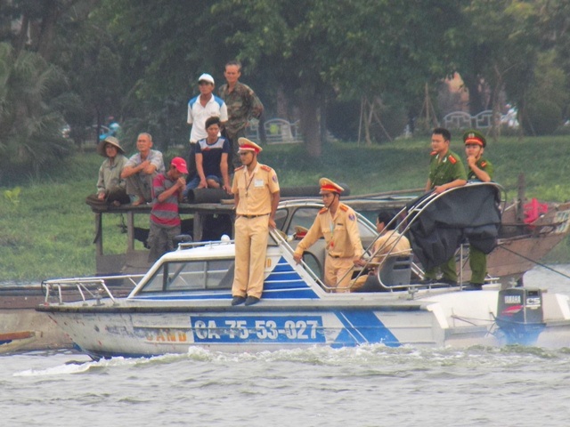 Hàng trăm người đứng kín bờ sông Hương cổ vũ đua ghe - 7 Lực lương an ninh luôn có mặt kịp thời để ngăn chặn những va chạm xảy ra trong cuộc đua