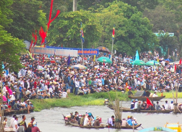 Hàng trăm người đứng kín bờ sông Hương cổ vũ đua ghe - 8 Đông đảo người dân Huế tham gia cổ vũ cho các đội đua