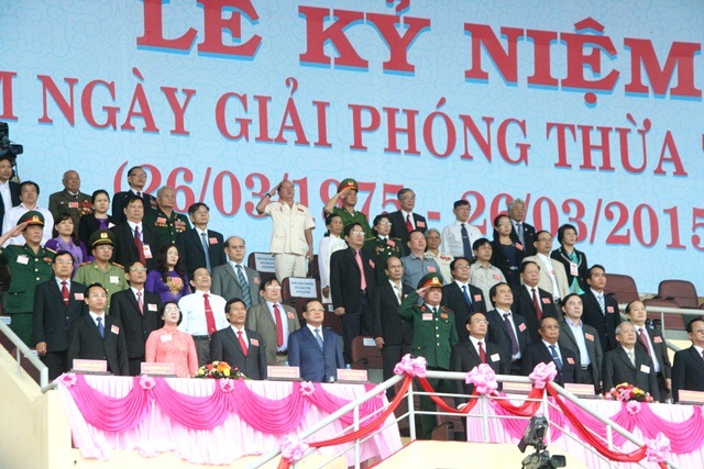 Xúc động tưởng nhớ các thế hệ hy sinh cho non sông giải phóng - 2 Các đại biểu làm lễ chào cờ