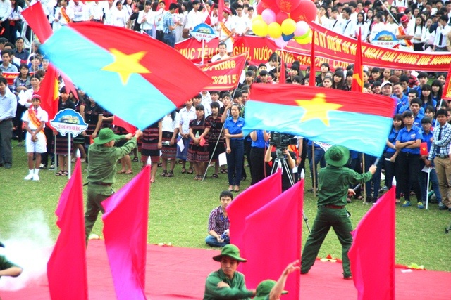 Xúc động tưởng nhớ các thế hệ hy sinh cho non sông giải phóng - 8 Cờ giải phóng tung bay trên thành Huế cách đây 40 năm về trước.