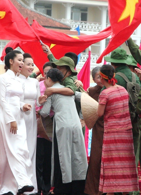 Xúc động tưởng nhớ các thế hệ hy sinh cho non sông giải phóng - 9 Mừng tủi pha trộn khi được gặp lại mẹ già