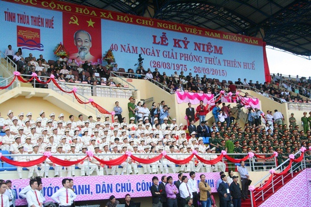 Xúc động tưởng nhớ các thế hệ hy sinh cho non sông giải phóng - 3 Sân vận động Tự Do Huế rợp cờ hoa, băng rôn đỏ