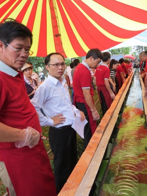 Bánh được cho vào lò nấu đặc biệt