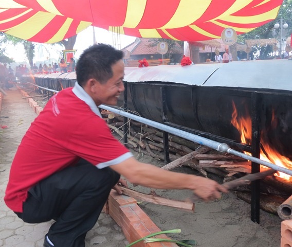 Quá trình đun lửa khá kỳ công, phải kiểm tra liên tục để lửa khỏi bị thiếu