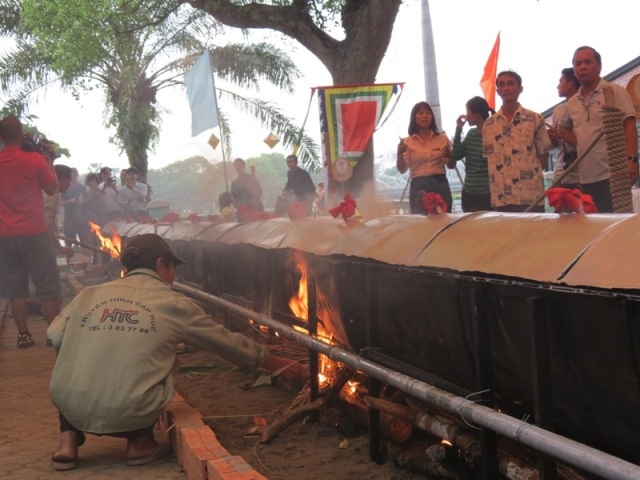 Quá trình đun lửa khá kỳ công, phải kiểm tra liên tục để lửa khỏi bị thiếu