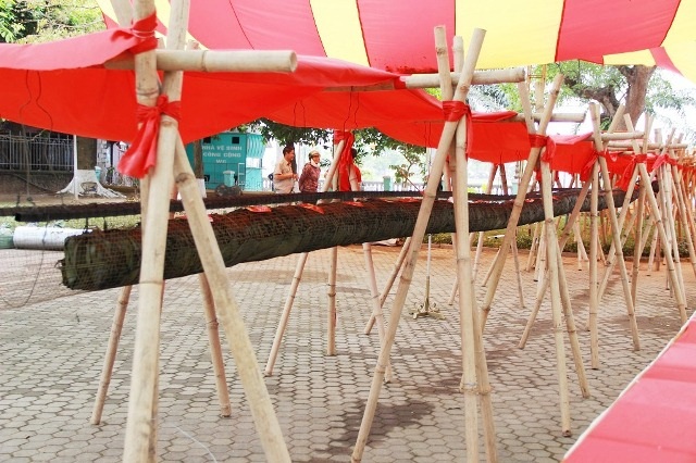 Chiếc bánh đã thành hình, vớt ra vào sáng 26/3