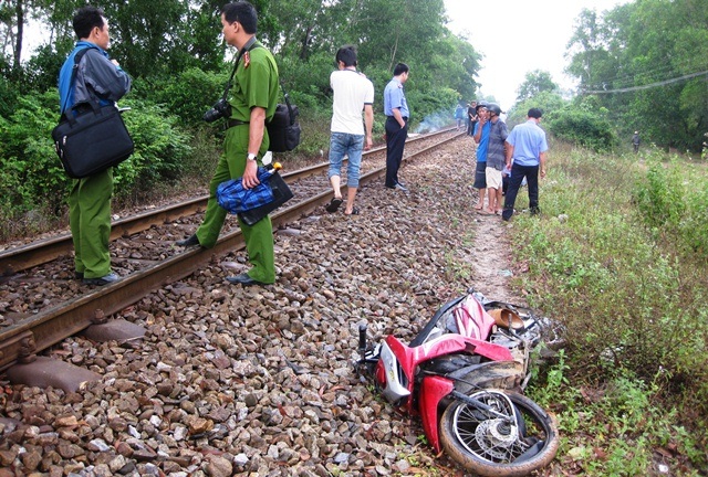 3 người tử vong vì tai nạn đường sắt - 3 Chiếc xe máy và 1 nạn nhân bị văng 300m so với điểm va chạm