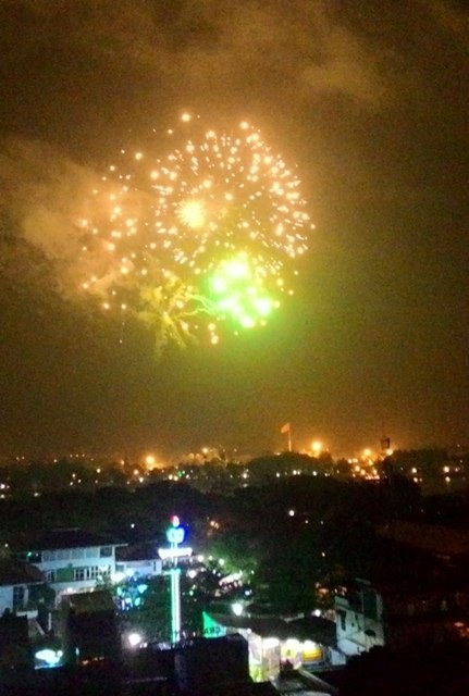 Người dân Huế đội mưa, chôn chân tại chỗ xem pháo hoa