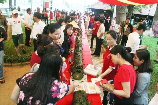 Người người mua bánh vì giá rẻ chỉ 26 ngàn đồng/khoang bánh dày 2,6cm