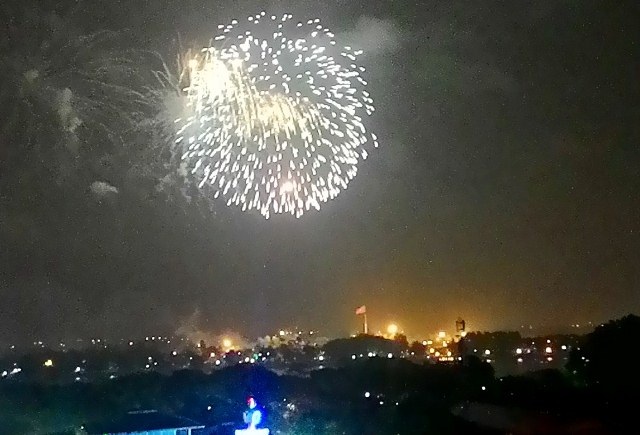 Pháo hoa rực sáng toàn TP Huế