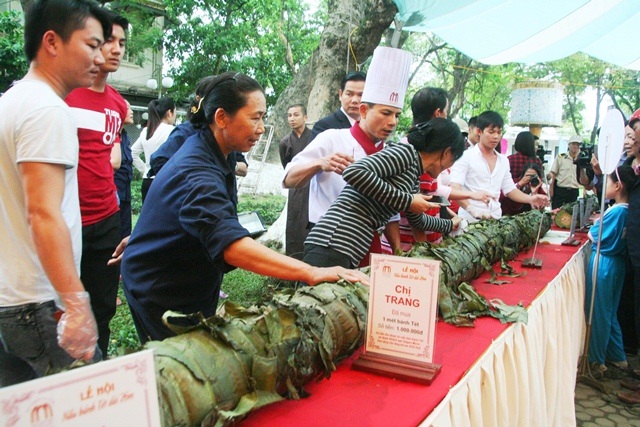 Nhiều người dân tò mò đến sờ thử chiếc bánh tét khủng