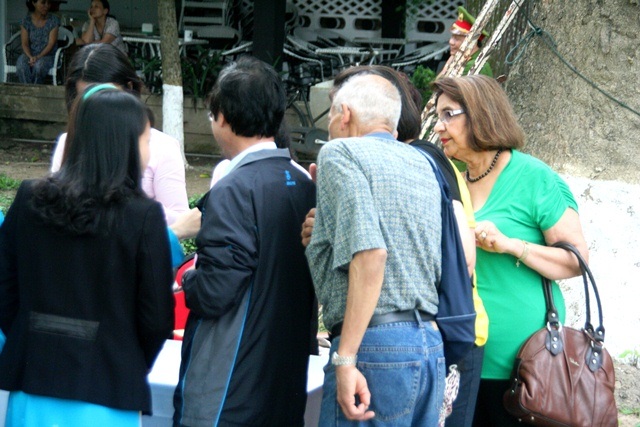 Du khách Tây thích thú mua bánh