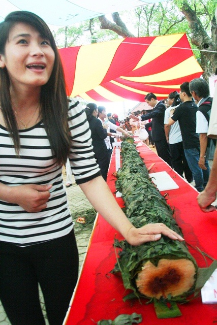 Ông Trần Văn Tâm, GĐ Khách sạn Saigon Morin bên thầy mới đặt mua 1m bánh với giá 1 triệu đồng