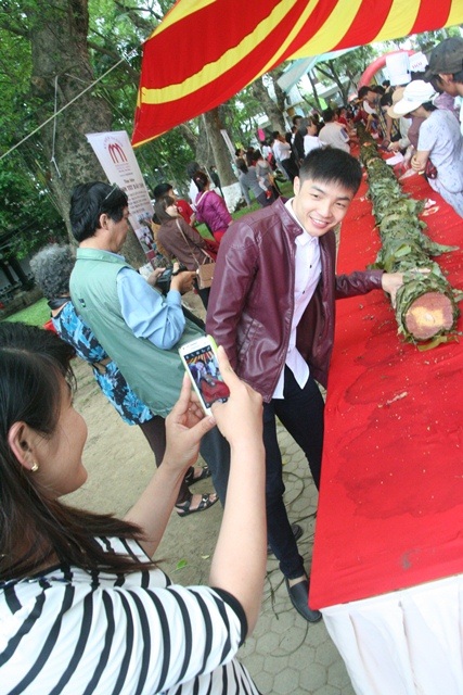 Ông Trần Văn Tâm, GĐ Khách sạn Saigon Morin bên thầy mới đặt mua 1m bánh với giá 1 triệu đồng