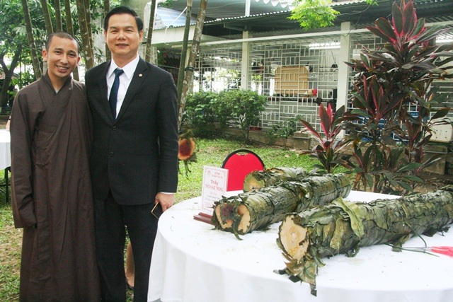 Ông Trần Văn Tâm, GĐ Khách sạn Saigon Morin bên thầy mới đặt mua 1m bánh với giá 1 triệu đồng