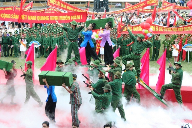 Xúc động tưởng nhớ các thế hệ hy sinh cho non sông giải phóng - 5 Tái hiện lịch sử qua chương trình văn nghệ