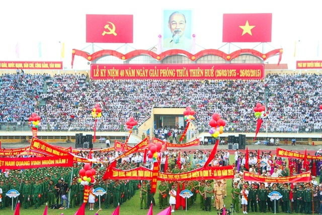 Xúc động tưởng nhớ các thế hệ hy sinh cho non sông giải phóng - 4 Sân vận động Tự Do Huế rợp cờ hoa, băng rôn đỏ