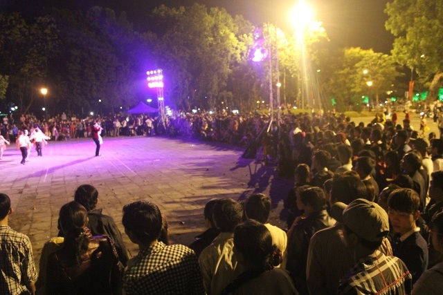 Chương trình văn nghệ tại Nghinh Lương Đình trước giờ bắn pháo hoa cuốn hút rất đông người xem