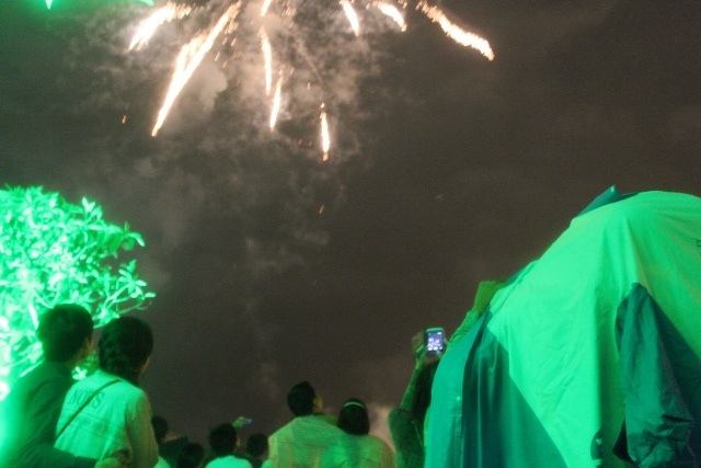 Xem pháo hoa trong áo mưa