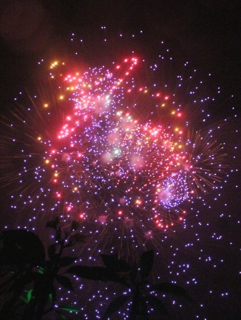 Người dân Huế đội mưa, chôn chân tại chỗ xem pháo hoa