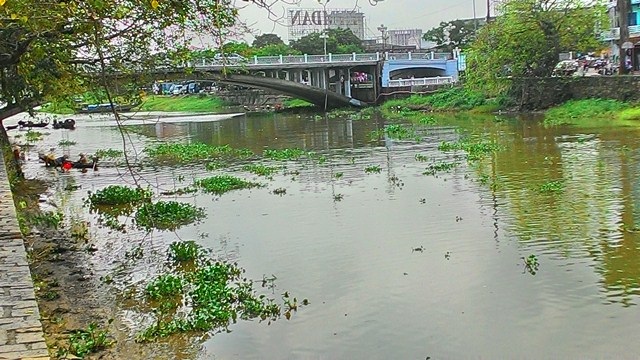 Trên sông Đông Ba đoạn gần cầu Gia Hội