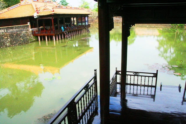 Ra mắt không gian diễn xướng thơ mộng ở lăng Tự Đức - 10 Một góc yên bình, quyến rũ từ Dũ Khiêm Tạ nhìn sang Xung Khiêm Tạ của lăng vua Tự Đức