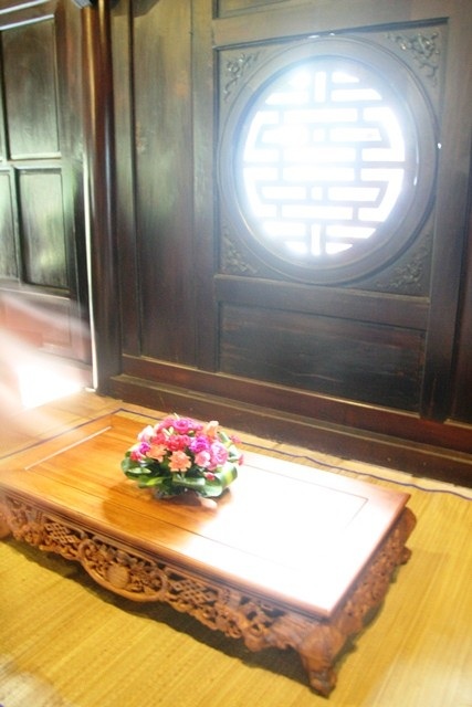Ra mắt không gian diễn xướng thơ mộng ở lăng Tự Đức - 7 Có nhiều bàn nhỏ kiểu xưa được đặt trong Xung Khiêm Tạ cho khách ngồi nghỉ ngơi