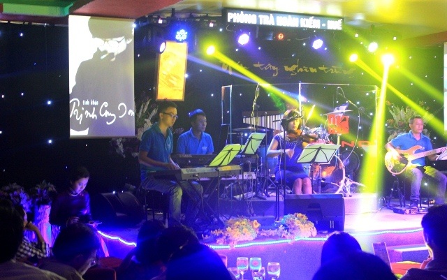 Lắng đọng đêm nhạc tưởng niệm 14 năm ngày mất của Trịnh Công Sơn - 1 Không gian sân khấu gần gũi với hình ảnh cố nhạc sĩ Trịnh Công Sơn