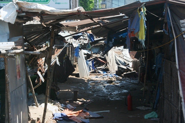 1 trong 4 đường dẫn vào khu chợ ngổn ngang
