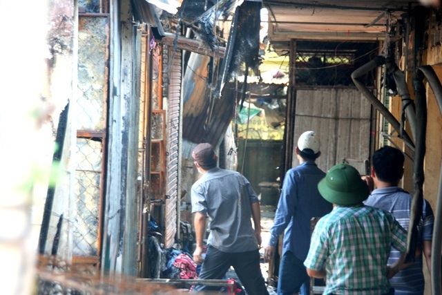 Công an điều tra đang xem xét kỹ từng góc chợ để làm rõ nguyên nhân cháy