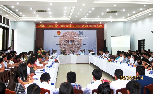 Đại học Luật Huế thành lập - câu chuyện vươn lên từ nội lực của chính bản thân - 6 Giảng viên, SV Đại học Luật tham gia Hội nghị Truyền thông về Quốc hội tại trường