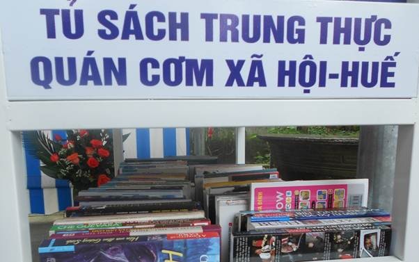 Tủ sách ý nghĩa ở quán cơm 5.000đ dành cho sinh viên nghèo - 1 Tủ sách ý nghĩa ở quán cơm 5.000đ dành cho sinh viên nghèo