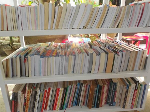 Tủ sách ý nghĩa ở quán cơm 5.000đ dành cho sinh viên nghèo - 4 Tủ sách bao gồm 3 ngăn và phần lớn là sách mới